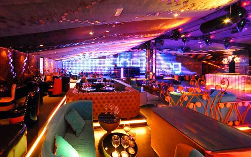 Discover the nightlife of Barcelona with only one ticket. Get unlimited access to 24 nightclubs and visit the greatest parties at Arena Sala Classic