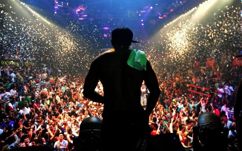 Here you see the dj and the crowd of club Bikini in Barcelona. Nachtclub Bikini